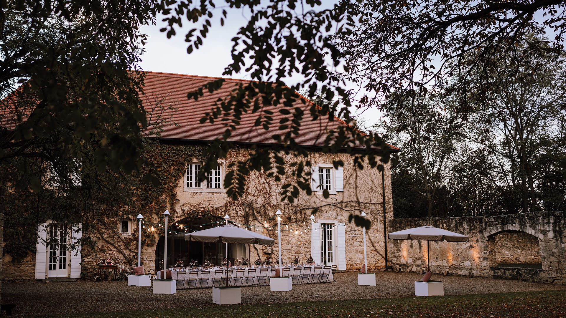Gedeckter Tisch zur Hochzeit im Freien